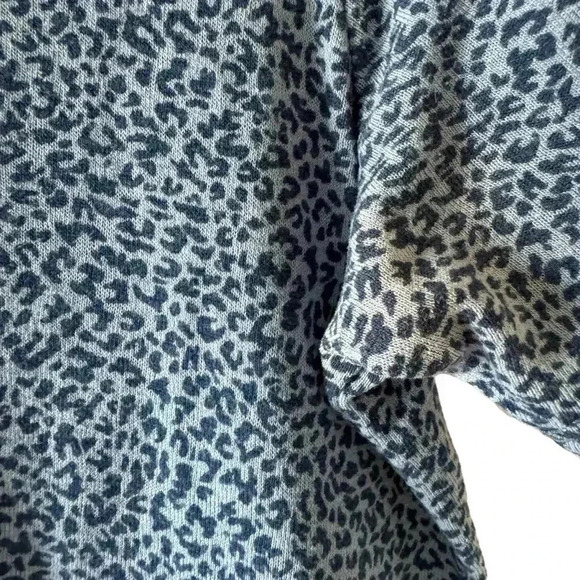 Athleta Chrome Blue Cheetah Breezy Scoop V-Neck Athleisure Tee Shirt SZ L #2135 - Picture 6 of 11